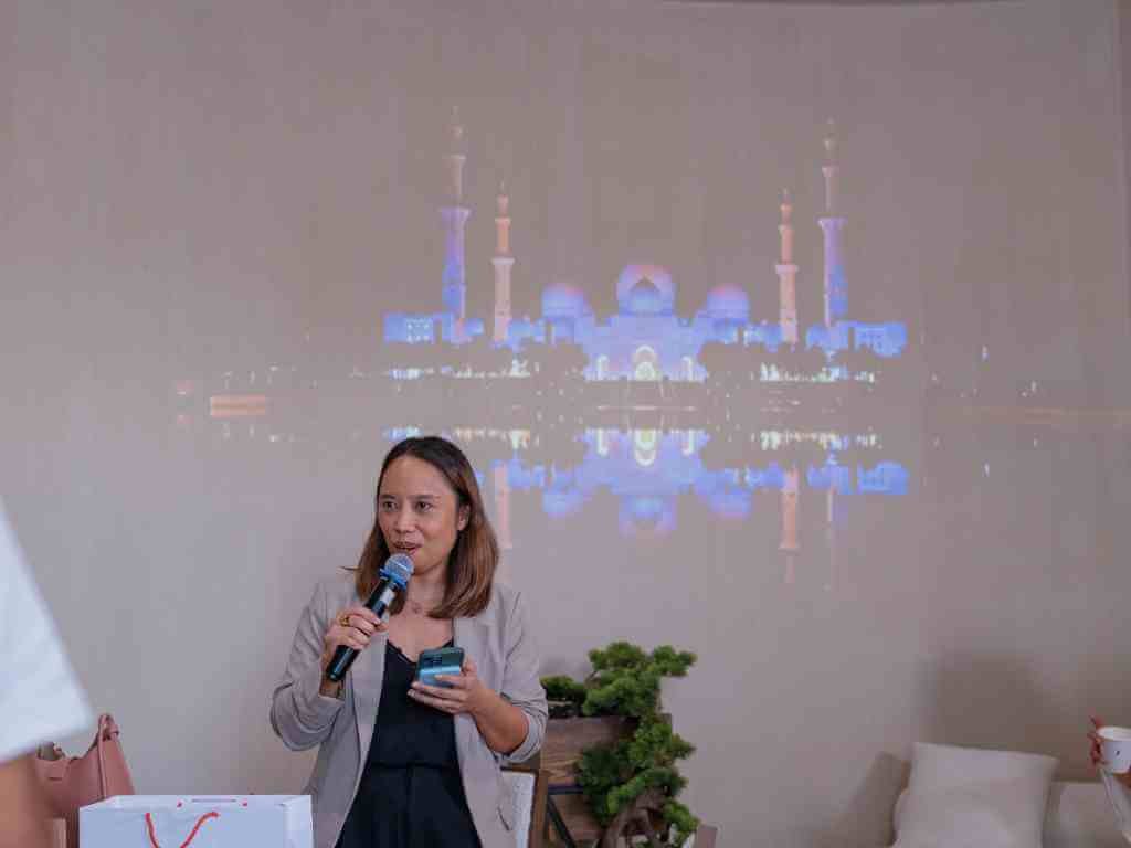 Kristine Abante presenting a slideshow of “moving postcards,” showcasing photographic impressions of Abu Dhabi.